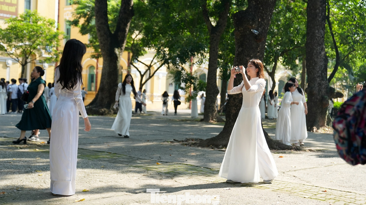 Sáng nay tại Hà Nội, thời tiết nắng vàng rực rất phù hợp để các bạn trẻ tranh thủ chụp hình ghi lại khoảnh khắc đáng nhớ của tuổi học trò cuối cấp.