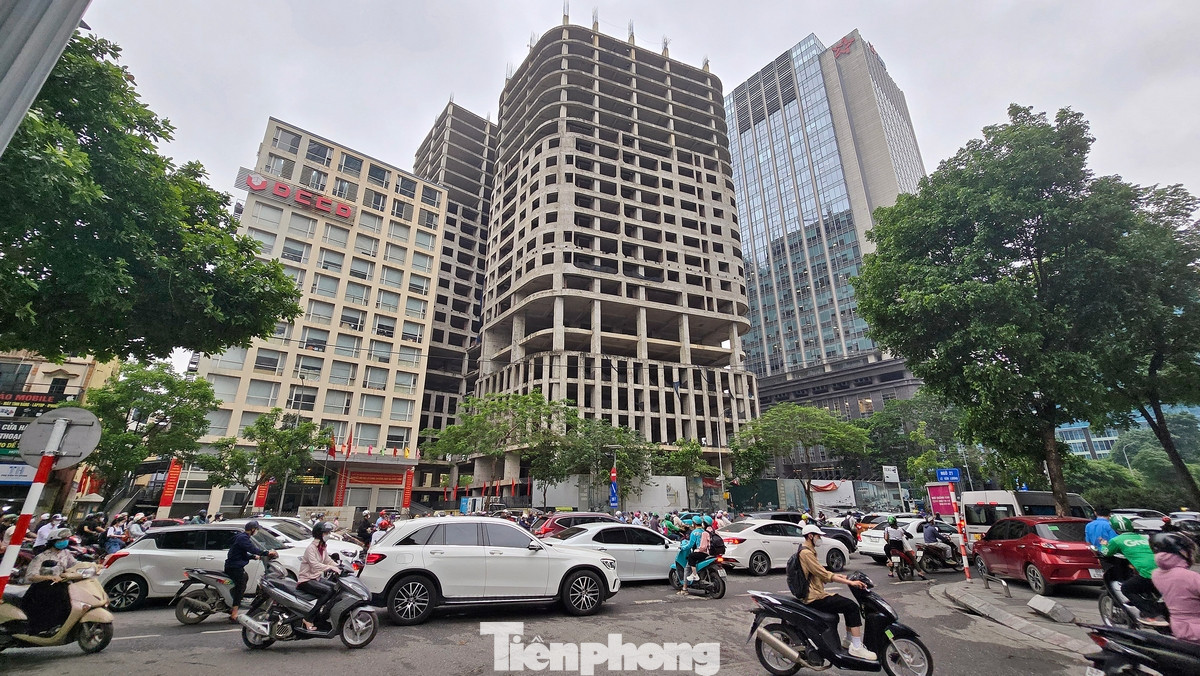 Theo ghi nhận của phóng viên Tiền Phong, dự án Thành An Tower tại khu "đất vàng" số 21 Lê Văn Lương vẫn là khối bê tông nằm "bất động" nhiều năm.