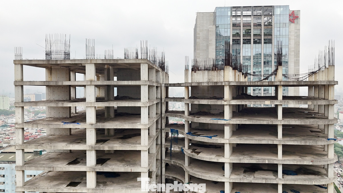 Bê tông mọc rêu và sắt thép hoen rỉ tại dự án Thành An Tower hay với một tên gọi khác là Manhattan Tower.