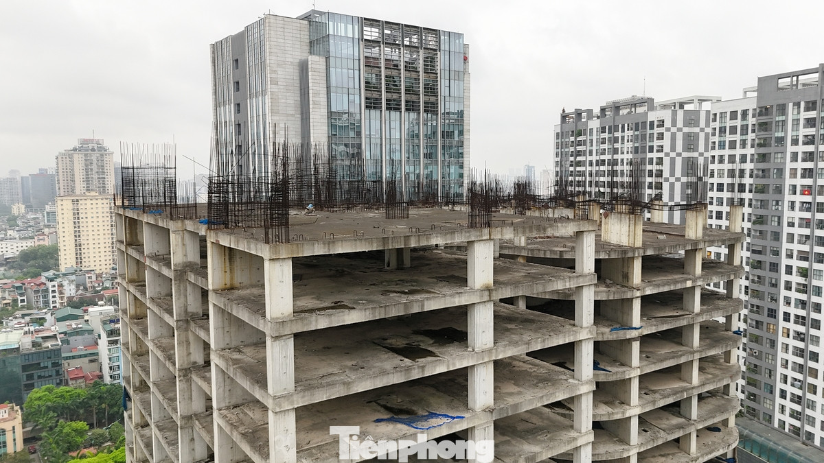 Bê tông mọc rêu và sắt thép hoen rỉ tại dự án Thành An Tower hay với một tên gọi khác là Manhattan Tower.