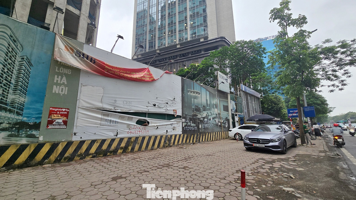 Phía trước dự án bị người dân chiếm dụng để bán hàng rong và đỗ xe.