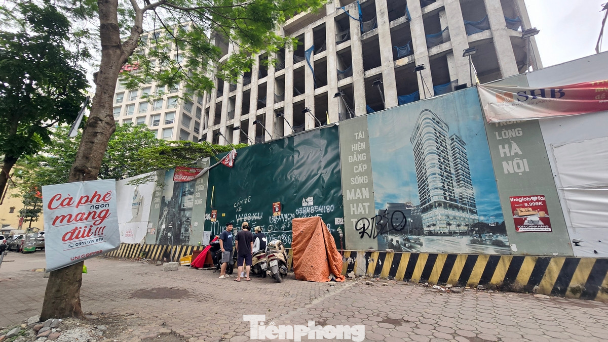 Phía trước dự án bị người dân chiếm dụng để bán hàng rong và đỗ xe.