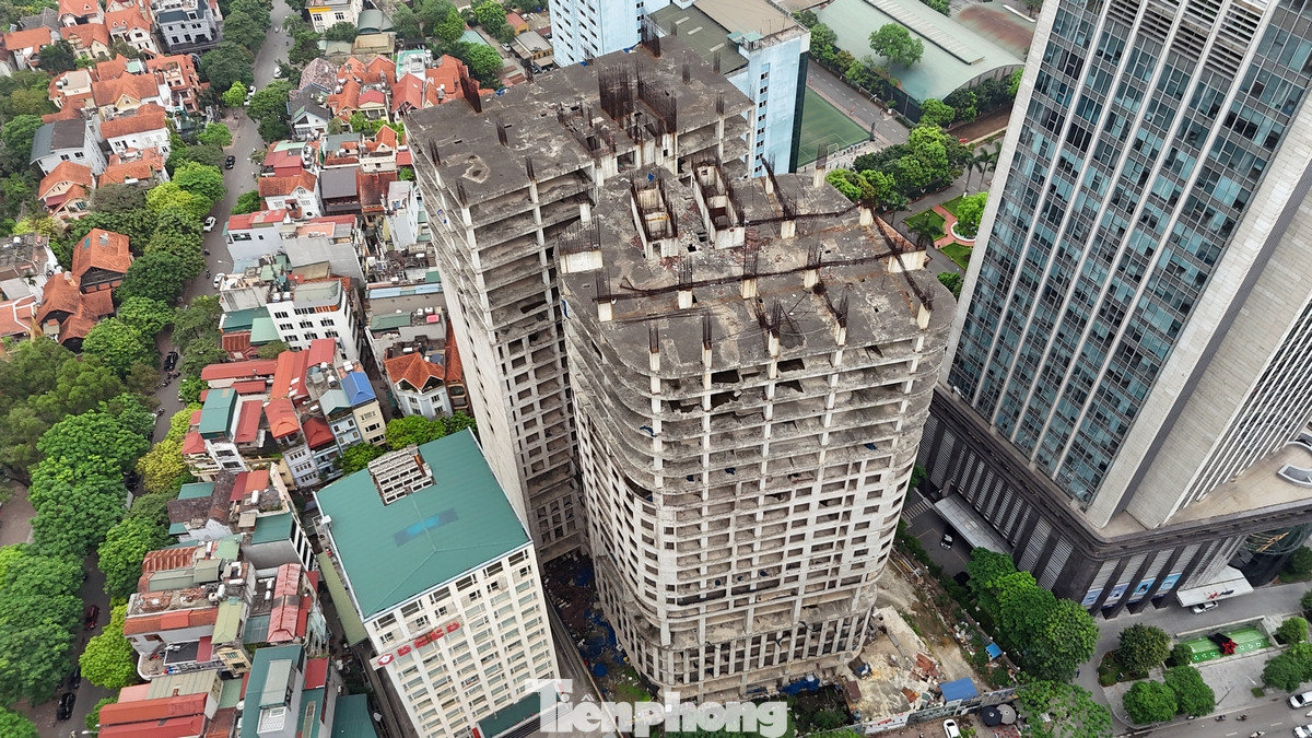 Theo kết luận thanh tra, UBND thành phố Hà Nội điều chỉnh quy hoạch 3 lần, Sở Quy hoạch Kiến trúc 1 lần chấp thuận tổng mặt bằng sai quy định pháp luật, 1 lần chấp thuận tổng mặt bằng thêm thủ tục hành chính khi đã có quy hoạch chi tiết đủ điều kiện để chấp thuận đầu tư xây dựng, cấp giấy phép. “Việc 4 lần điều chỉnh sai quy định đã làm thay đổi từ đất cơ quan cải tạo chỉnh trang (năm 2002, 2006) thành cơ quan văn phòng cao 25 tầng (năm 2008); thành văn phòng, dịch vụ thương mại và căn hộ chung cư để bán (năm 2010), đã làm tăng diện tích đất xây dựng từ 6.107m2 lên 6.146,95m2, tăng mật độ xây dựng từ 40% lên 51%, tăng số tầng từ TB 5 tầng lên 30 tầng, tăng diện tích xây dựng từ 2.443m2 lên 3.145m2, diện tích sàn xây dựng từ là 12.214m2 lên 76.140m2, tăng quy mô dân số từ 500 người lên khoảng 1.308 người (tạm tính 327 căn hộ để ở x 4 người/căn hộ). Trách nhiệm thuộc Sở Quy hoạch - Kiến trúc, UBND TP Hà Nội”, kết luận thanh tra chỉ rõ.