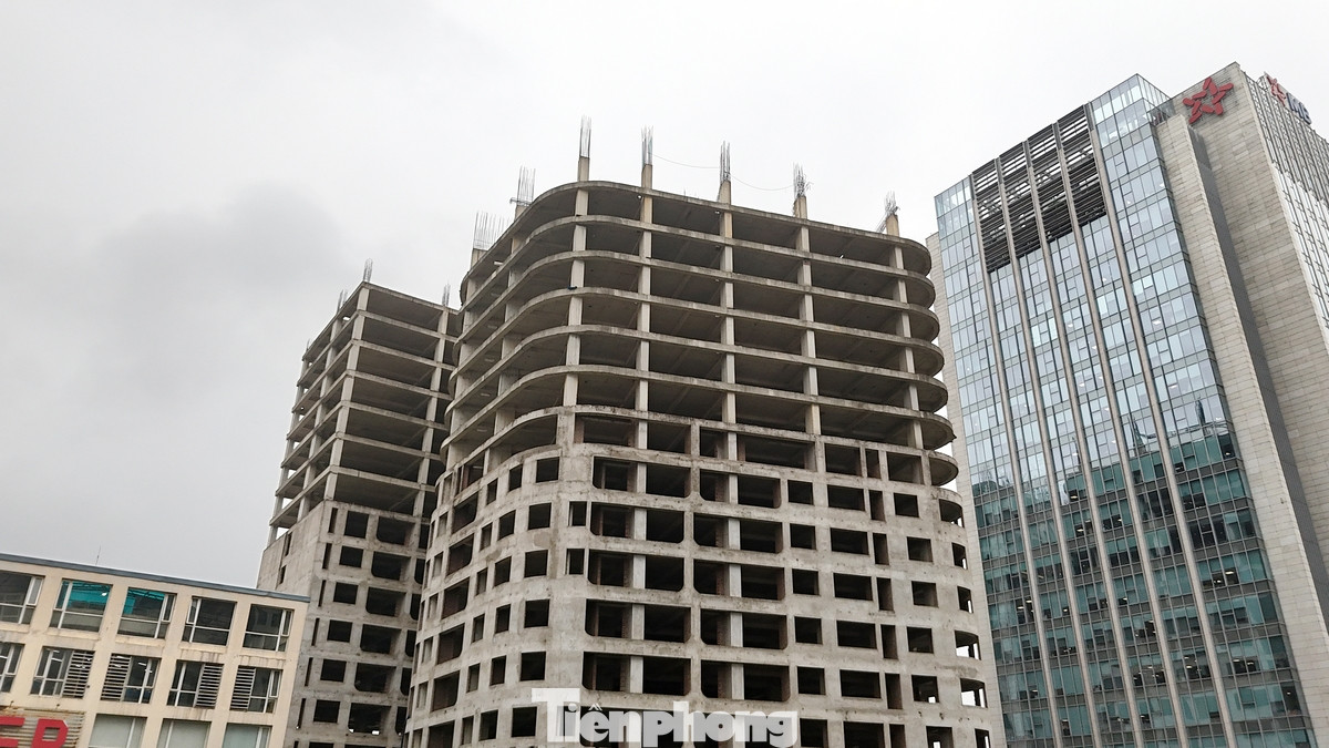 Được biết, chủ đầu tư ban đầu dự án là Tổng Công ty Thành An sau này chuyển giao hợp tác với Công ty Cổ phần Tư vấn và Đầu tư xây dựng Ba Đình. Năm 2018, dự án đổi tên thành Manhattan Tower và đơn vị phát triển dự án cũng là cái tên mới - Công ty Cổ phần Landmark Holding sau này đổi tên thành Công ty Cổ phần Quốc tế Holding (LMH).