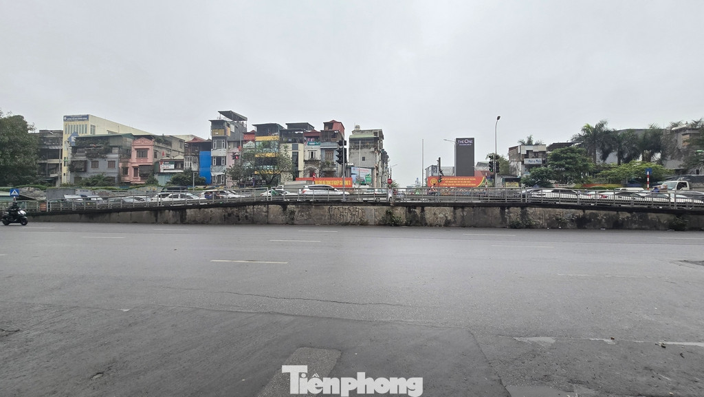 Công trình xây dựng hầm đường bộ qua đường Trần Quang Khải nối từ phố Trần Nguyên Hãn sang phố Chương Dương Độ với kết cầu bằng bê tông cốt thép.