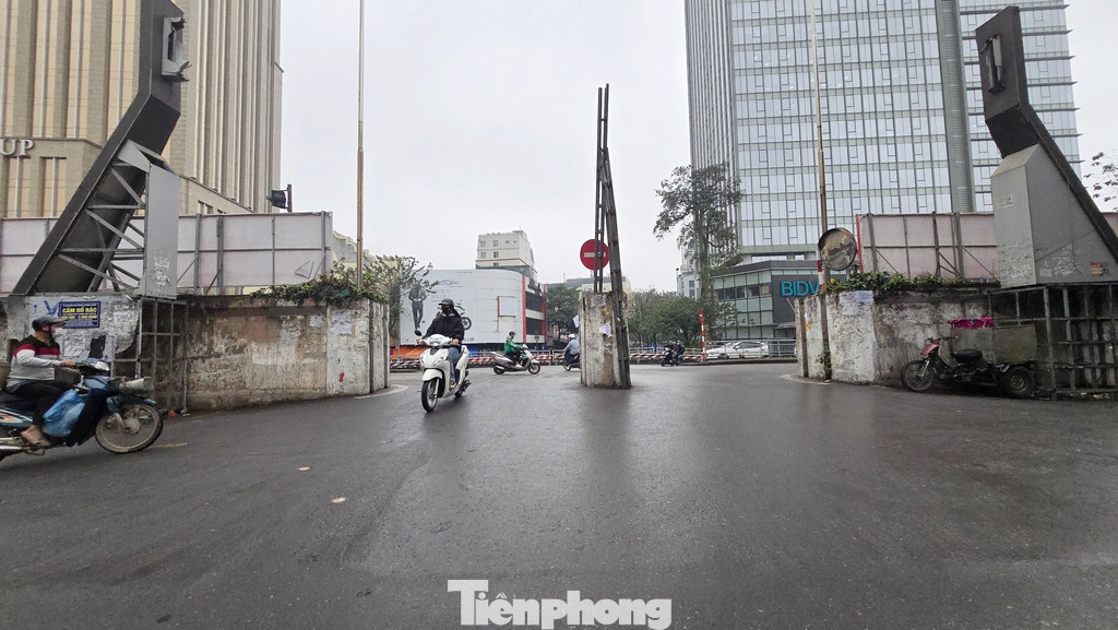 Hầm có khẩu độ rộng 18,25m, cao 3,2m và dài 15,7m. Mặt ngoài tường thân và vòm hầm được trang trí tạo dáng kiến trúc phù hợp với cảnh quan khu vực, bố trí cấu tạo cửa hầm kết nối hệ thống cửa phải tự động và thủ công 2 đầu hầm.