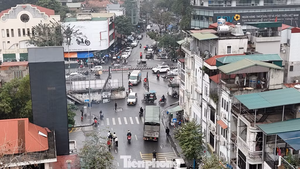 Bên cạnh dự án đầu tư xây dựng hầm đường bộ có kết hợp người đi bộ nối từ phố Trần Nguyên Hãn sang phố Chương Dương Độ, trong kế hoạch sử dụng đất năm 2024 quận Hoàn Kiếm còn một số dự án tại nhà gỗ số: 1A, 7, 9, 10, 11, 14, 16, 17 phường Chương Dương; Dự án chỉnh trang hạ tầng kỹ thuật phố Chương Dương Độ, quận Hoàn Kiếm (đoạn từ nút giao phố Bạch Đằng đến bờ ven sông Hồng, trên địa bàn phường Chương Dương).