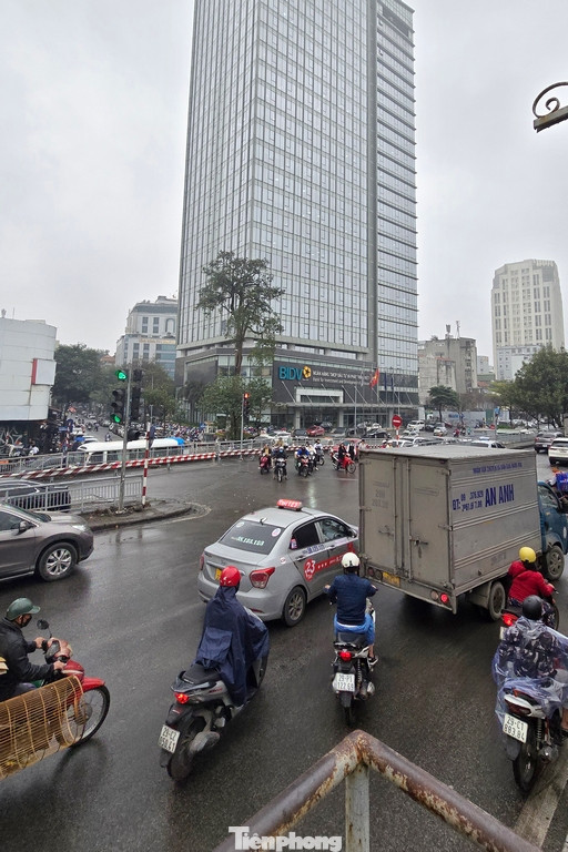 Trong dự án sẽ được bố trí cửa phai tự động và cửa phai lắp ghép để đảm bảo an toàn lũ tại 2 cửa hầm; vuốt dốc đoạn đường Trần Quang Khải trên cao qua đỉnh hầm về 2 phía; mở rộng đoạn từ cửa hầm ra phố Chương Dương Độ; lắp đặt 2 cửa phai ngăn lũ tại 2 đường gom nối đường Trần Quang Khải trên cao vào đường Chương Dương Độ, mở rộng 2 làn xe 2 bên đoạn đường Trần Quang Khải trên cao qua đỉnh hầm về 2 phía.