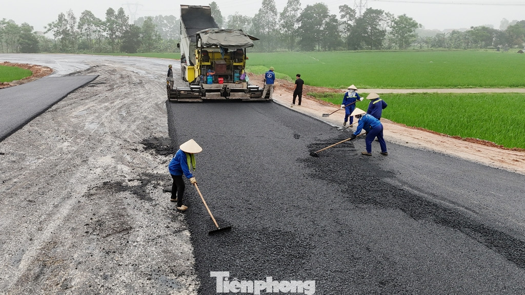 Theo ghi nhận của PV Báo Tiền Phong, trong ngày 10/4, một số hạng mục còn lại đang được công nhân và phương tiện máy móc khẩn trương hoàn thiện.