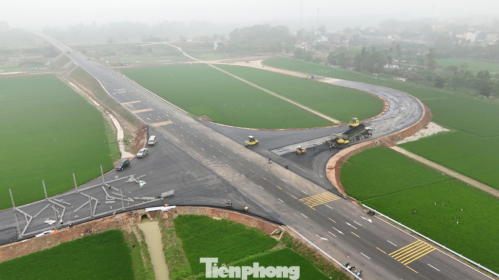 Công trình có hệ thống đường gom, kết nối đồng bộ và hiện đại.