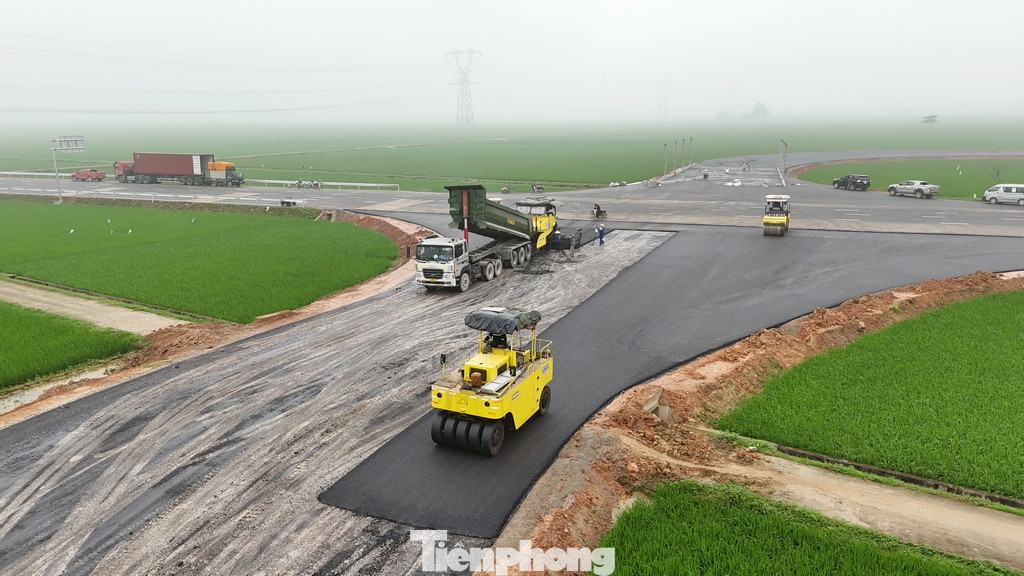 Theo ghi nhận của PV Báo Tiền Phong, trong ngày 10/4, một số hạng mục còn lại đang được công nhân và phương tiện máy móc khẩn trương hoàn thiện.