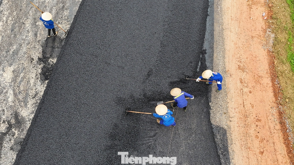 Theo ghi nhận của PV Báo Tiền Phong, trong ngày 10/4, một số hạng mục còn lại đang được công nhân và phương tiện máy móc khẩn trương hoàn thiện.