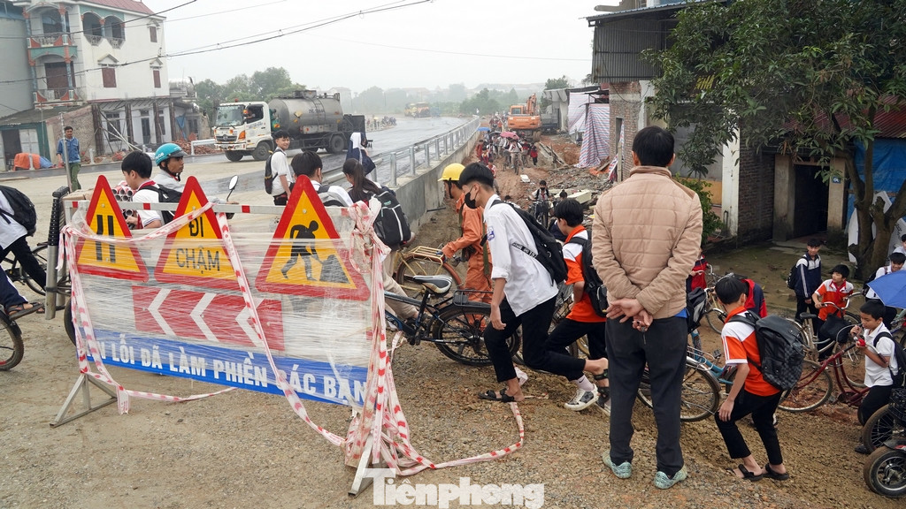 Các em học sinh và người dân hai bên bờ sông cầu đang ngóng chờ từng ngày cho tuyến đường đưa vào sử dụng.