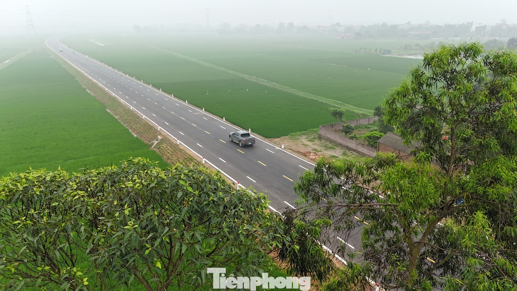 Hình ảnh tuyến đường tuyệt đẹp trải dài trên cánh đồng lúa xanh mướt được nhìn từ trên cao.