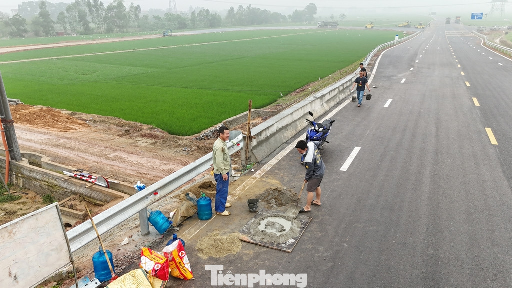 Theo ghi nhận của PV Báo Tiền Phong, trong ngày 10/4, một số hạng mục còn lại đang được công nhân và phương tiện máy móc khẩn trương hoàn thiện.