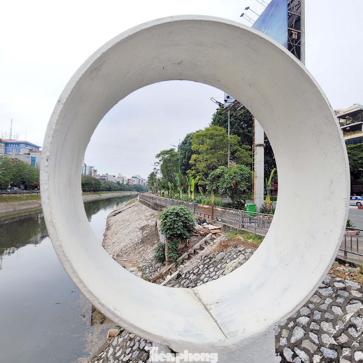 Với dự án đầu tư cải tạo, mở rộng tuyến đường Vành đai 2 trên cao và dưới thấp (đoạn Ngã Tư Sở - Cầu Giấy). Tuyến đường được đề xuất với quy mô mặt cắt rộng 53,5m, dài 3,44km, tổng mức đầu tư dự kiến 8.500 tỷ đồng.