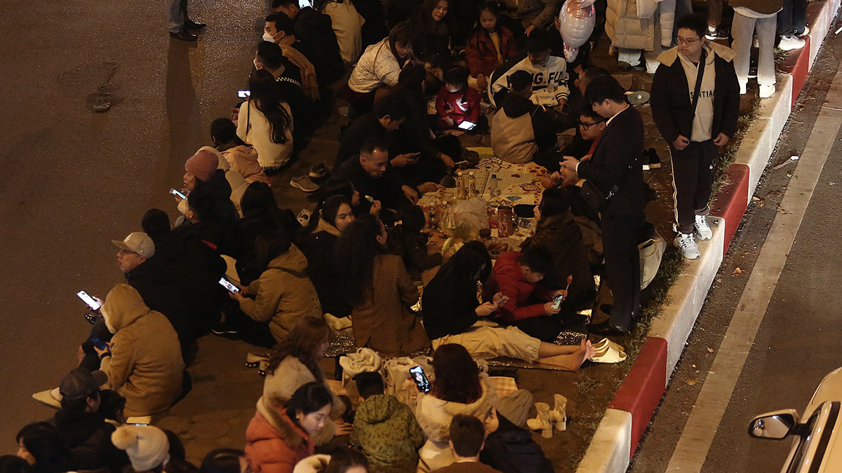 Nhiều người đến rất sớm để có được một chỗ ngồi đẹp.