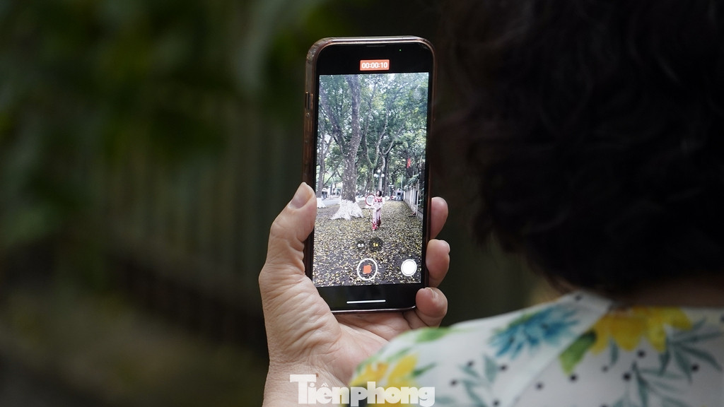 Nhiều người tranh thủ ghi lại khung cảnh đầy chất thơ để làm kỷ niệm.