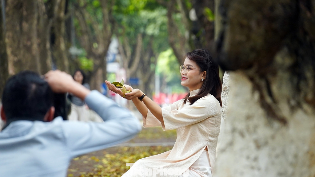 Nhiều người tranh thủ ghi lại khung cảnh đầy chất thơ để làm kỷ niệm.