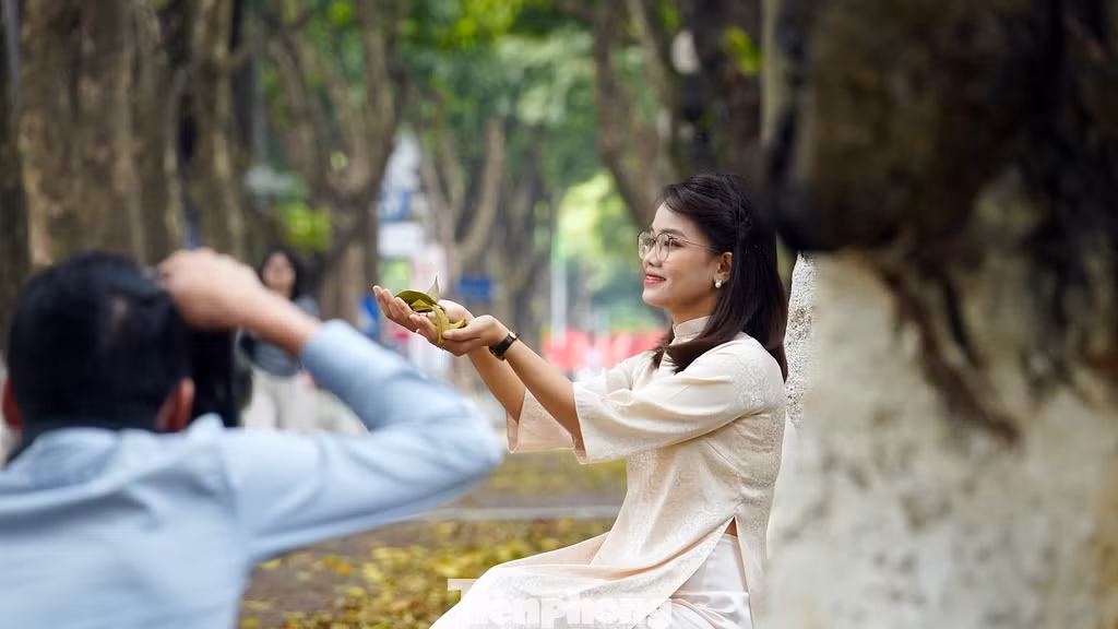Nhiều người tranh thủ ghi lại khung cảnh đầy chất thơ để làm kỷ niệm.