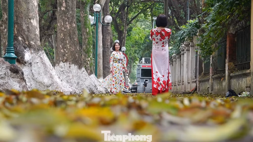 Nhiều người tranh thủ ghi lại khung cảnh đầy chất thơ để làm kỷ niệm.