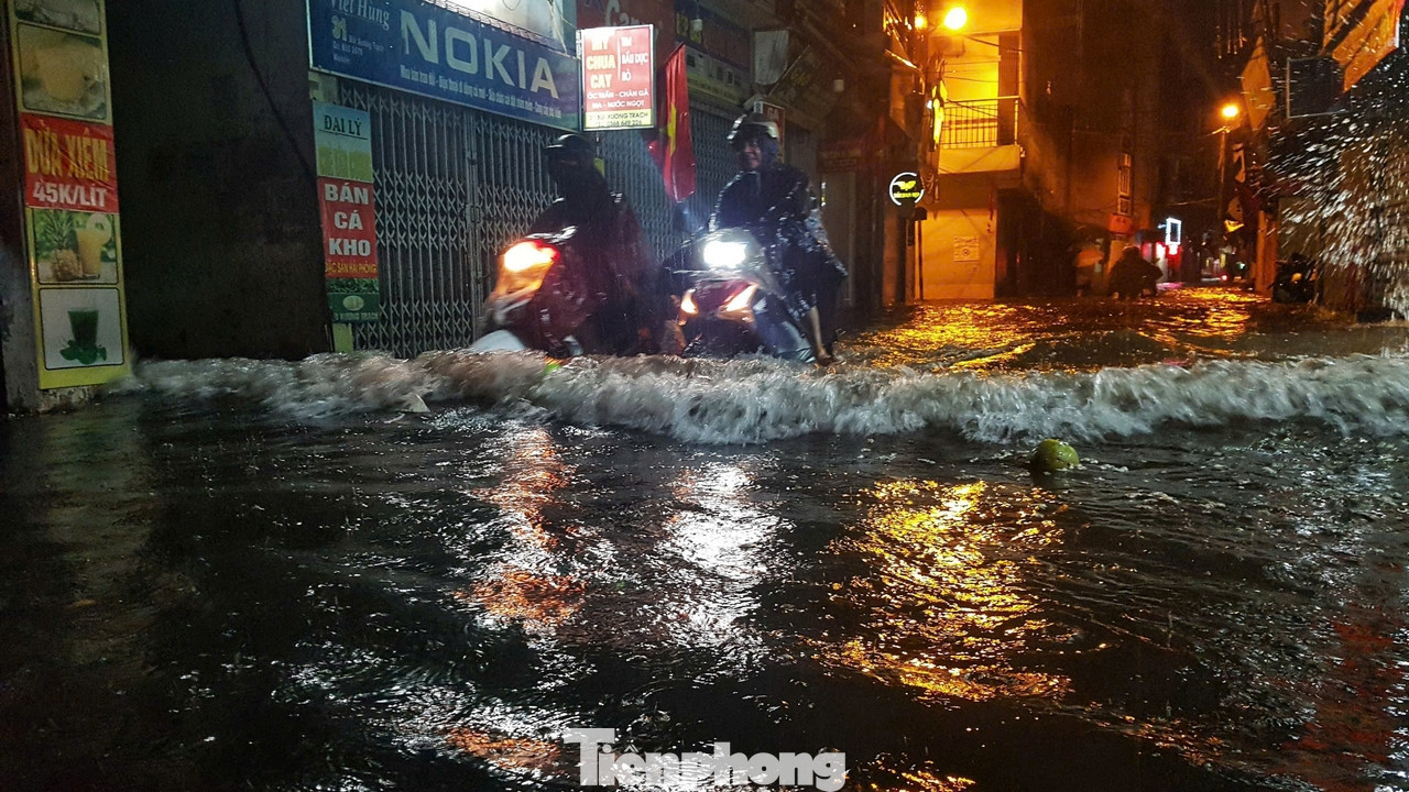 Một số tuyến phố nước ngập hơn nửa bánh xe máy. Một số tuyến phố nước ngập hơn nửa bánh xe máy.