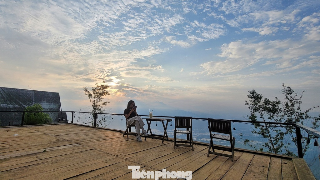 Lên Phình Hồ du khách có thể thỏa sức săn mây với rất nhiều thời điểm trong ngày. Lên Phình Hồ du khách có thể thỏa sức săn mây với rất nhiều thời điểm trong ngày.