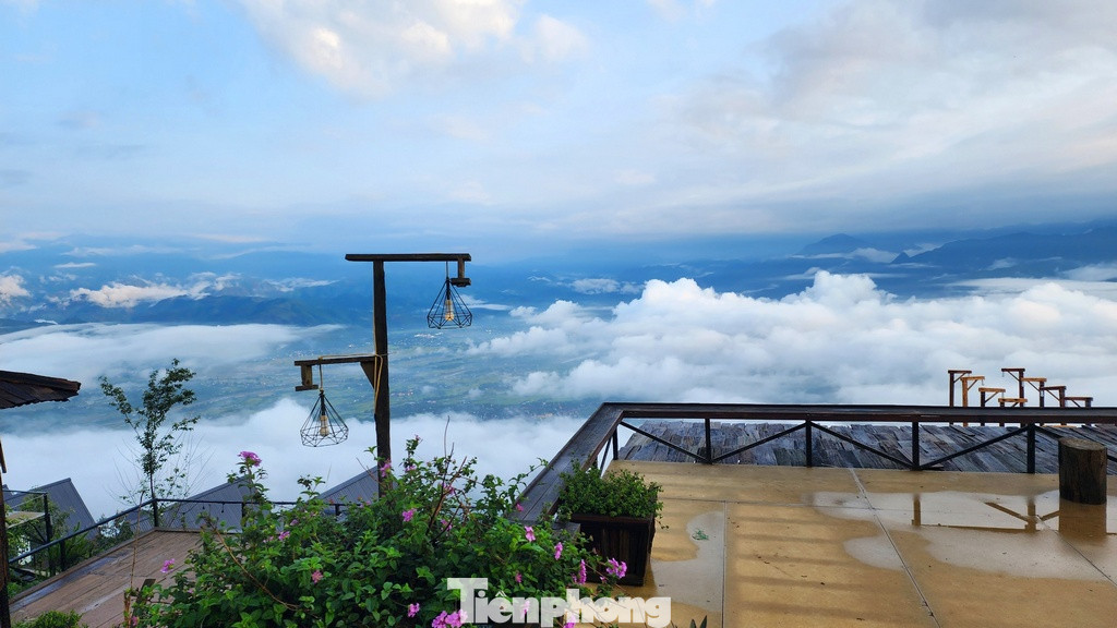 Tuy những năm gần đây, đường sá được cải tạo, phát triển nhưng để đến được bản Phình Hồ, dường như chỉ có một đường độc đạo để đến. Tuy những năm gần đây, đường sá được cải tạo, phát triển nhưng để đến được bản Phình Hồ, dường như chỉ có một đường độc đạo để đến.