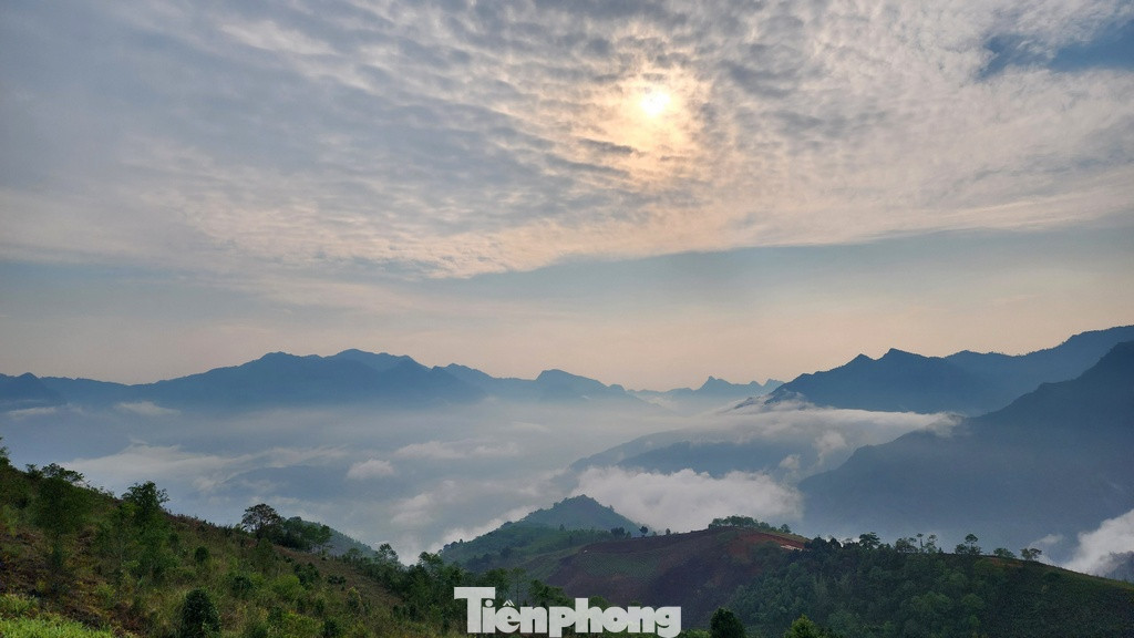 Nơi đây còn được mệnh danh là "bản làng trên mây" vì nằm ở độ cao hơn 1.000 m so với mặt nước biển, quanh năm chìm trong biển mây. Nơi đây còn được mệnh danh là "bản làng trên mây" vì nằm ở độ cao hơn 1.000 m so với mặt nước biển, quanh năm chìm trong biển mây.