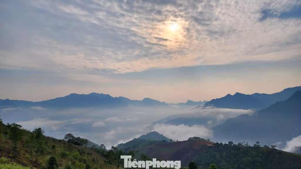 Nơi đây còn được mệnh danh là "bản làng trên mây" vì nằm ở độ cao hơn 1.000 m so với mặt nước biển, quanh năm chìm trong biển mây. Nơi đây còn được mệnh danh là "bản làng trên mây" vì nằm ở độ cao hơn 1.000 m so với mặt nước biển, quanh năm chìm trong biển mây.
