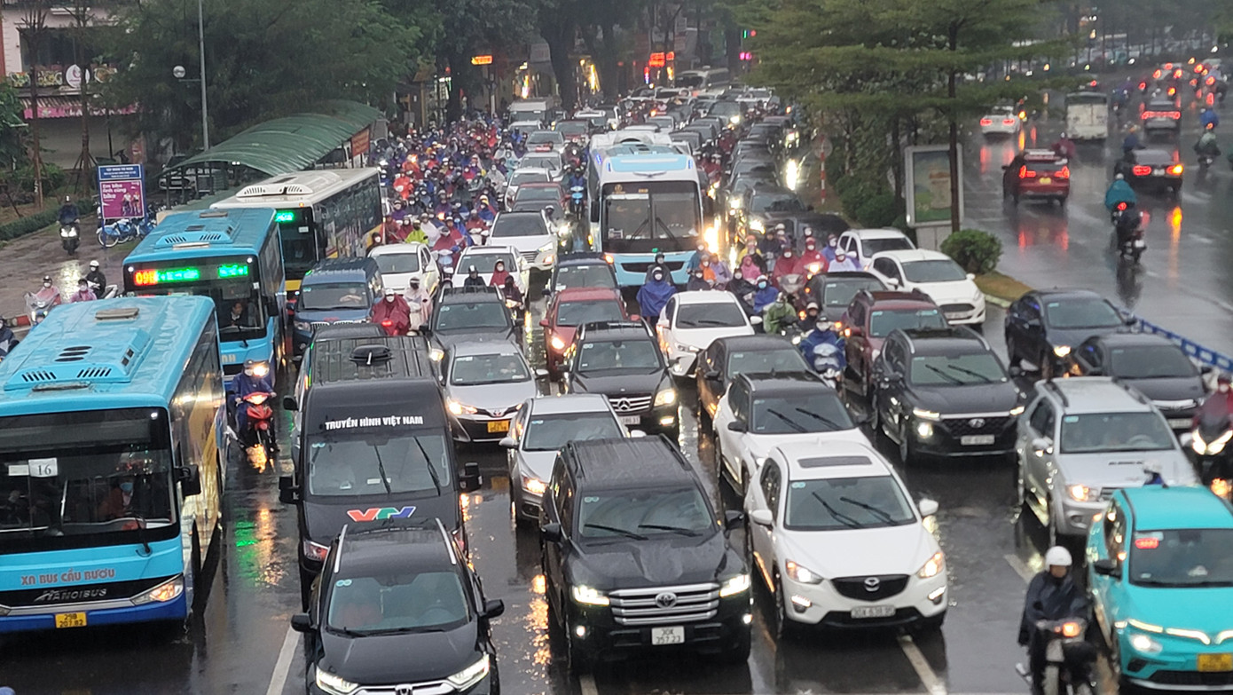 Theo ghi nhận của Tiền Phong, từ sáng sớm 10/1, thời tiết Hà Nội lạnh kèm mưa khiến nhiều tuyến đường, phố như Nguyễn Trãi, Trần Duy Hưng, Nguyễn Chí Thanh, Nguyễn Xiển… xảy ra tình trạng ùn tắc kéo dài, các phương tiện di chuyển khó khăn.