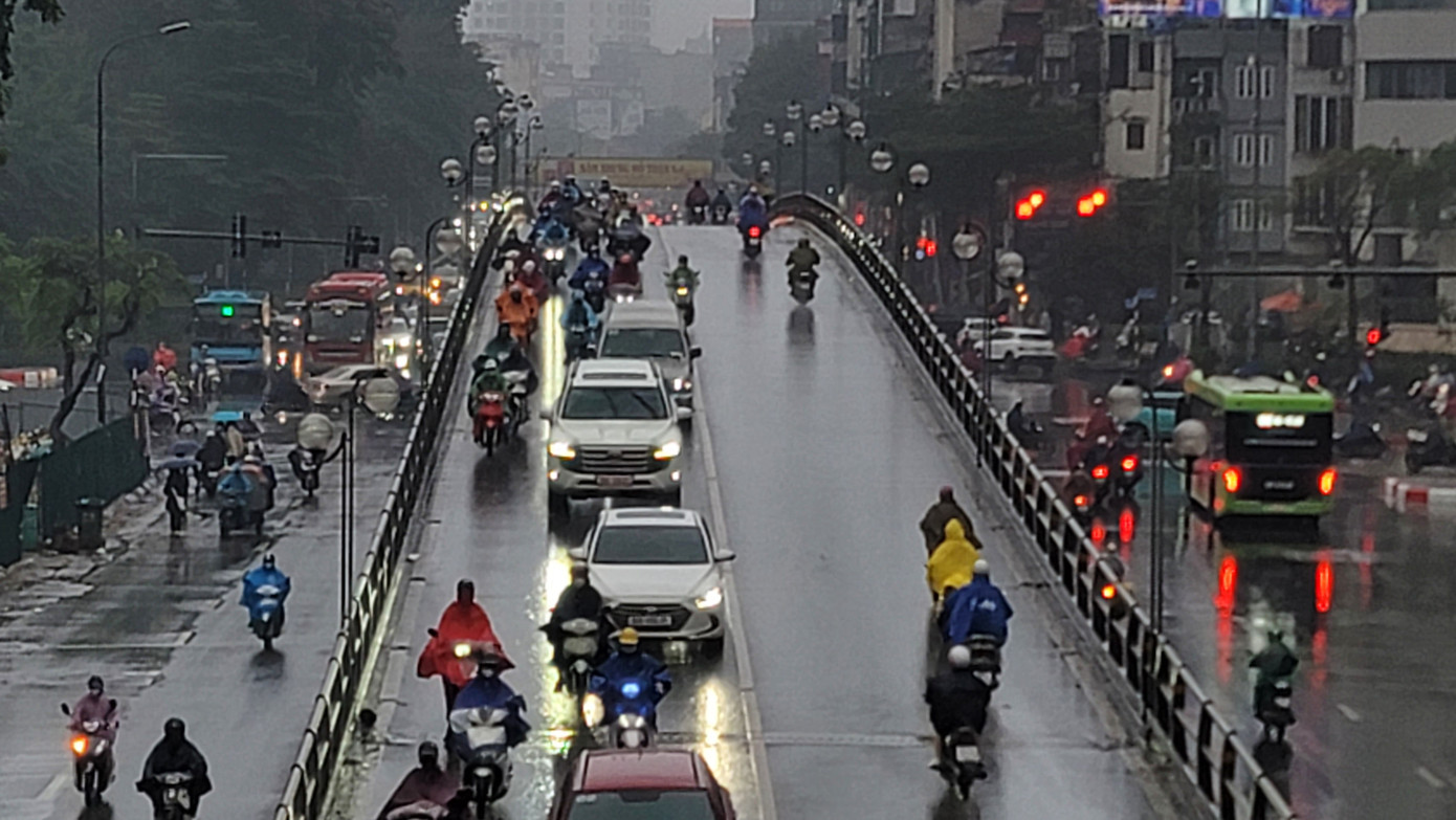 Thời điểm 8 giờ sáng, bầu trời vẫn tối tăm, u ám.