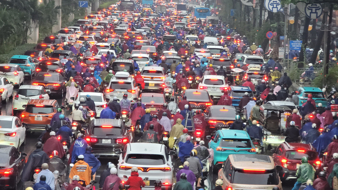 Các phương tiện tham gia giao thông trong tình trạng "điền vào chỗ trống".