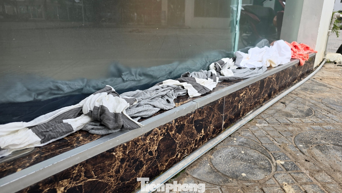 Cửa nhà được người dân chằng néo kỹ càng vào sáng 6/9.