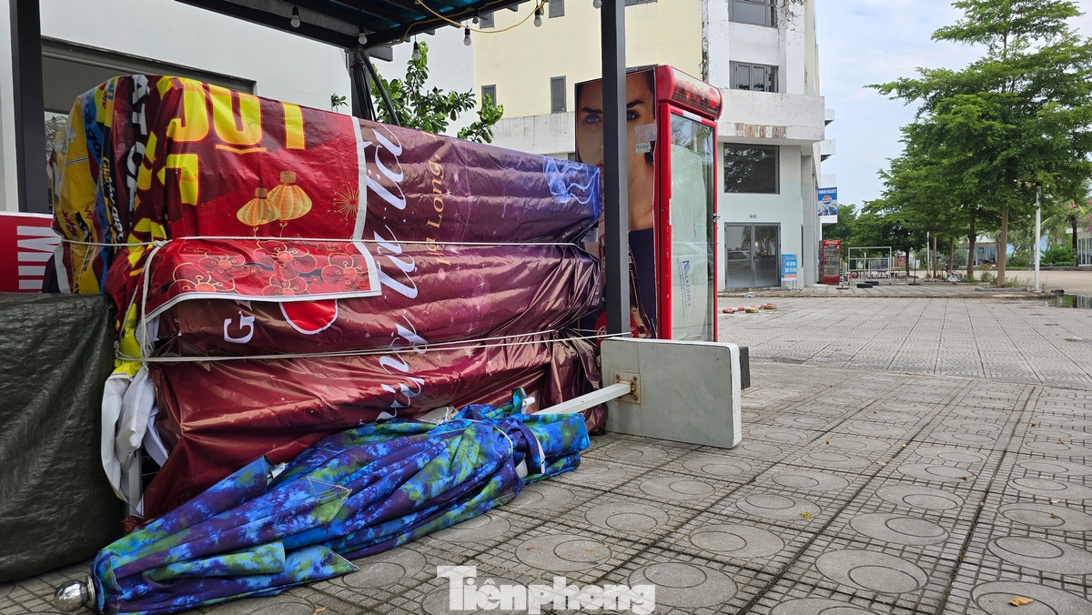 Các cửa hàng kinh doanh tại khu Cảng quốc tế Tuần Châu phủ kín bàn ghế, kệ bán hàng trước khi bão đến.