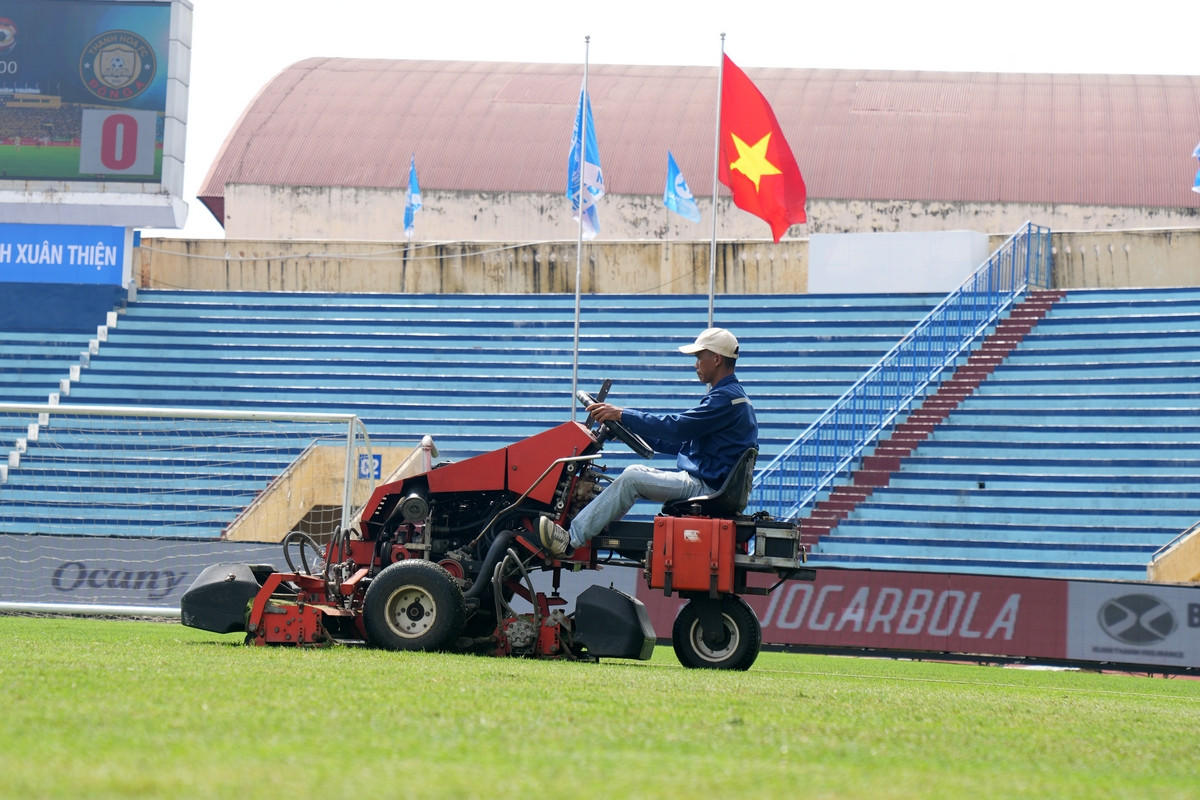 Mặt cỏ sân vận động Thiên Trường được Ban tổ chức chăm chút tỉ mỉ trước trận đấu.