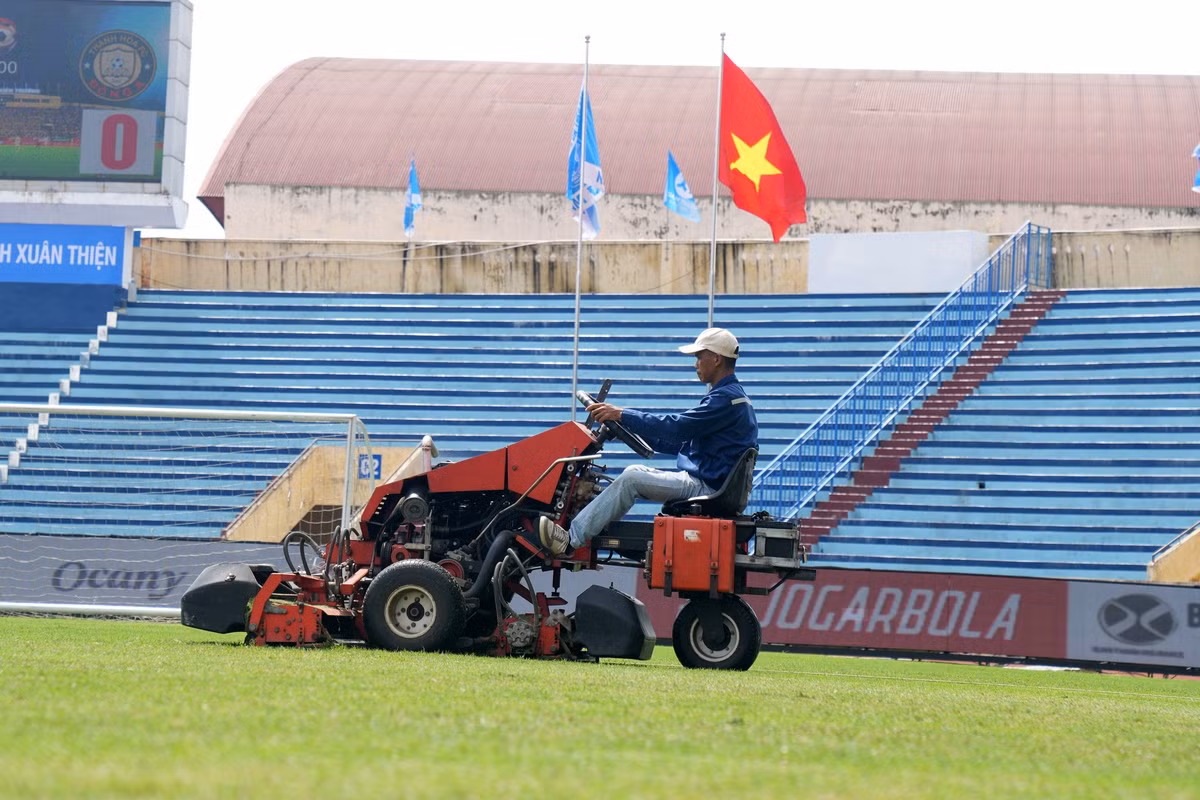 Mặt cỏ sân vận động Thiên Trường được Ban tổ chức chăm chút tỉ mỉ trước trận đấu.