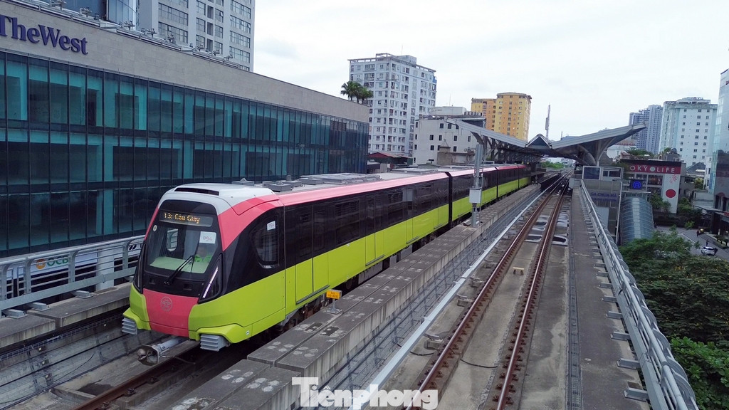 Đúng theo kế hoạch, cả 10 đoàn tàu của tuyến đường sắt đô thị thí điểm thành phố Hà Nội, đoạn Nhổn - ga Hà Nội vừa được Cục Đăng kiểm Việt Nam cấp Giấy chứng nhận chất lượng, an toàn kỹ thuật và bảo vệ môi trường phương tiện giao thông đường sắt.