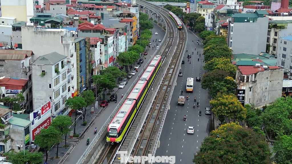 Mỗi đoàn tàu có 4 toa có khả năng chuyên chở 944 - 1124 người với tốc độ thương mại 35km/h.