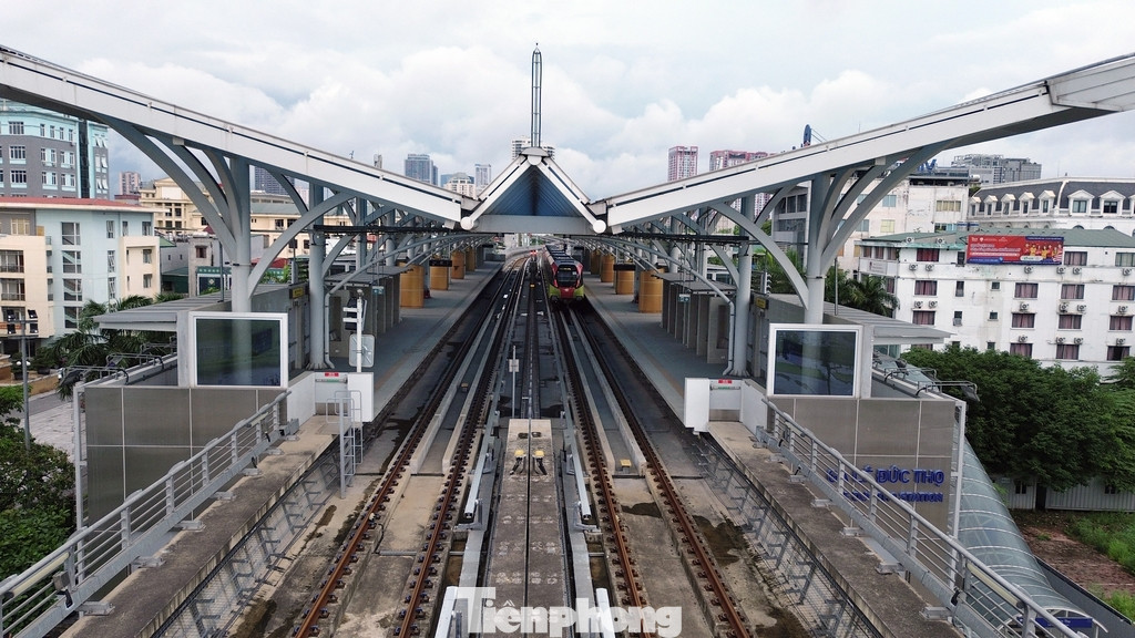 Tàu có sàn thấp nên rất tiện lợi cho hành khách lên xuống, nhất là những người mang hành lý hoặc phải di chuyển bằng xe lăn.