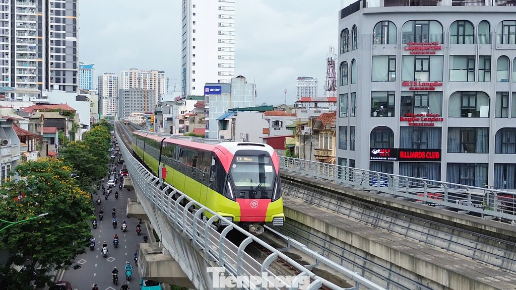 Phần đầu tàu với với biểu tượng Khuê Văn Các tạo nên dấu ấn riêng của Thủ đô.