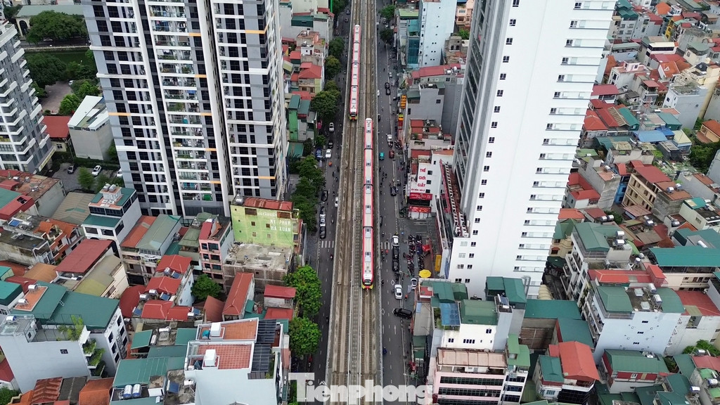 Dự án đường sắt đô thị số 3, đoạn Nhổn - Ga Hà Nội sử dụng 10 đoàn tàu được nhà sản xuất Alstom (Cộng hòa Pháp) thiết kế riêng. Với chủ đề “Hành trình xanh”, đoàn tàu gồm ba màu xanh lá mạ, hồng đỏ và trắng.