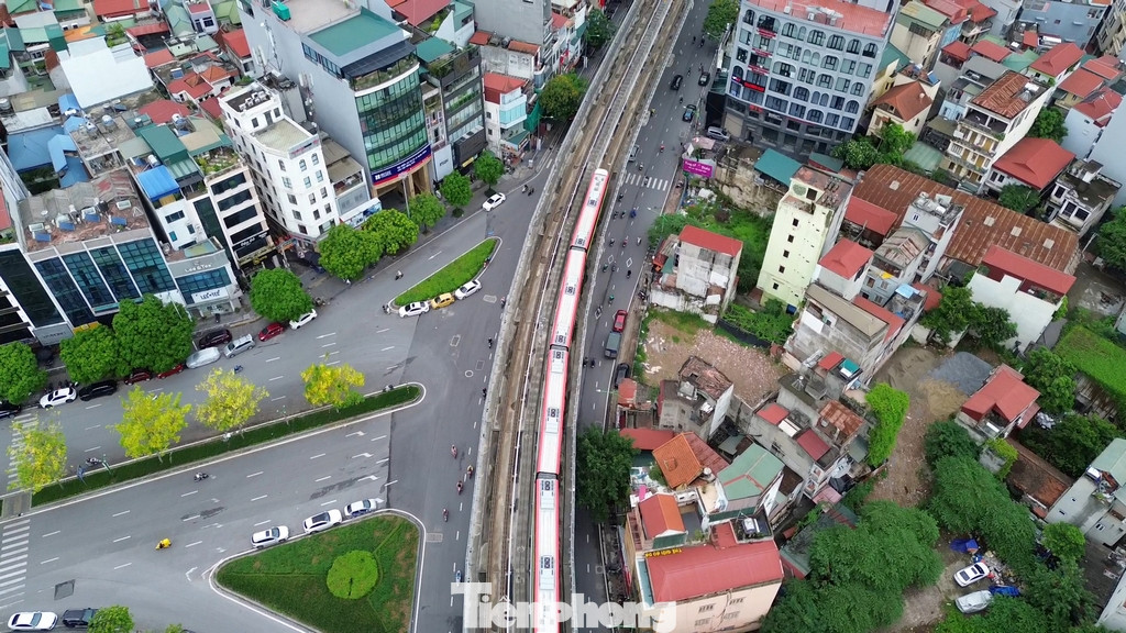 10 đoàn tàu tuyến đường sắt trên cao Nhổn - ga Hà Nội đang đi qua những con phố đầy sắc hoa mùa hạ của Hà Nội.