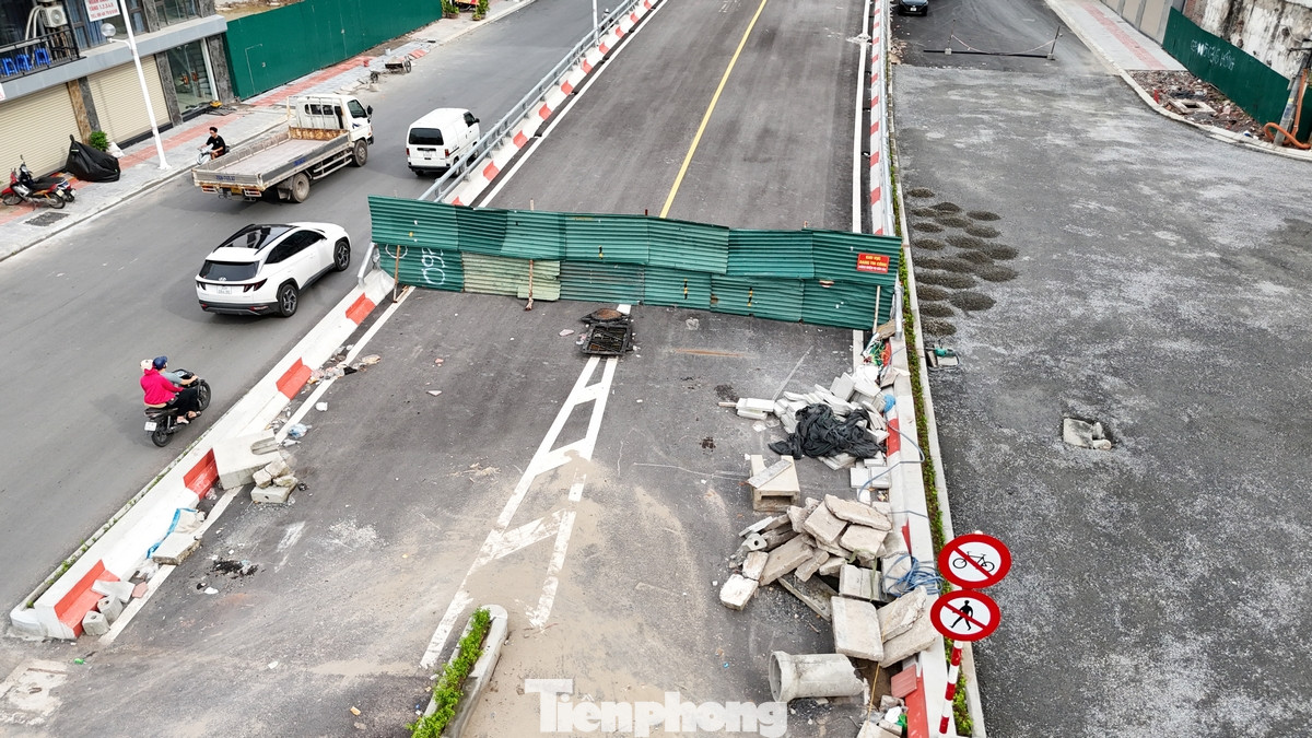 Ở công trình cầu vượt, hệ thống biển báo lắp ở hai bên đầu cầu, các phương tiện bị cấm đi lên cầu gồm xe thô sơ và người đi bộ. Tuy nhiên, cầu hiện vẫn chưa thể khai thác vì đang chờ thi công hoàn thiện nốt phần đường và chờ ngày thông xe trong thời gian ngắn tới đây.