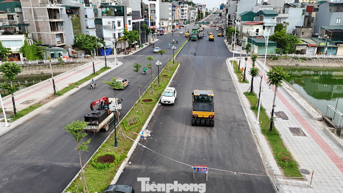 Hiện tại công nhân cùng trang thiết bị máy móc đang hoàn thiện những mét vuông cuối cùng mặt đường của toàn dự án.