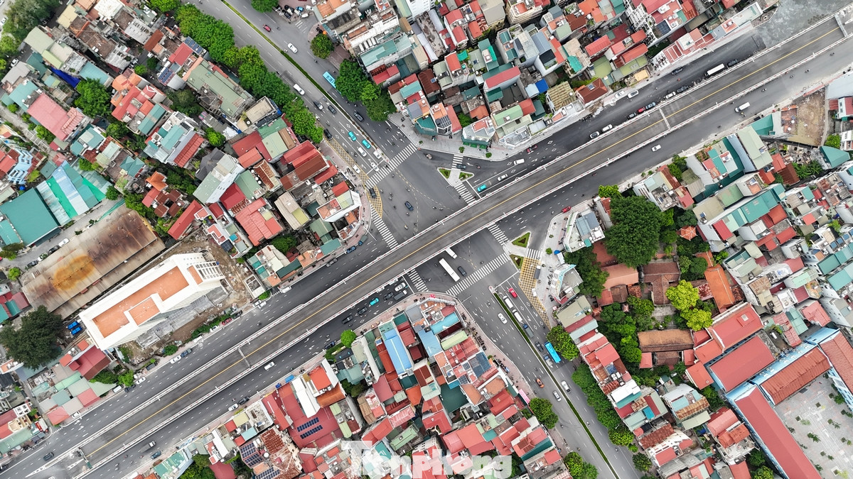 Cầu vượt Nguyễn Văn Cừ - Hồng Tiến có chiều dài và đường dẫn khoảng 400m, được thiết kế 2 làn xe cơ giới cùng với 2 làn xe hỗn hợp.