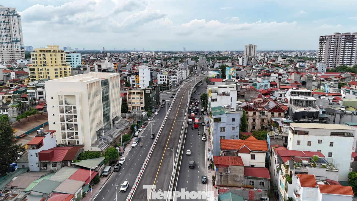 Cầu vượt Nguyễn Văn Cừ - Hồng Tiến là cầu vĩnh cửu kết cấu dầm thép bản mặt bê tông cốt thép liên hợp.
