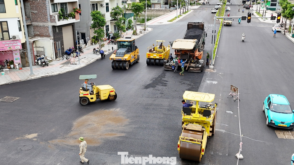 Hiện tại công nhân cùng trang thiết bị máy móc đang hoàn thiện những mét vuông cuối cùng mặt đường của toàn dự án.