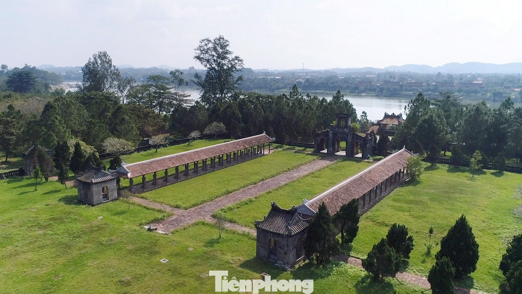 Về sau, khi triều đại nhà Nguyễn xây dựng cơ đồ, Văn Thánh Huế chính thức được cho xây dựng trên đường Văn Thánh cho đến hiện tại. Văn Miếu cũ ở xã Long Hồ vẫn được giữ lại để thờ Khải Thánh Từ - nơi thờ cha mẹ Khổng Tử.