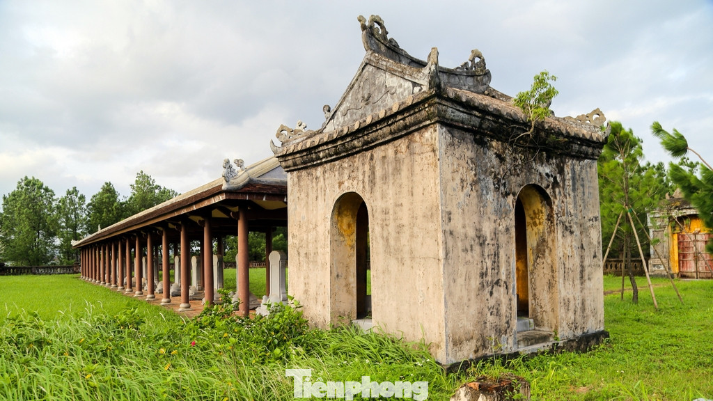 Ngoài việc được xây dựng làm nơi thờ Khổng Tử thì Văn Thánh Miếu Huế còn là nơi thờ Mạnh Tử, Nhan Tử, Tăng Tử, Tư Tử, Thập Nhị Triết và các bậc thánh hiền có công trong việc xây dựng, phát triển đạo Nho.
